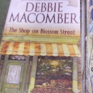 The Shop On Blossom Street Debbie Macomber Paperback